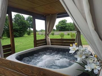 Gîte pour 3 personnes, avec jacuzzi et terrasse à Montcaret