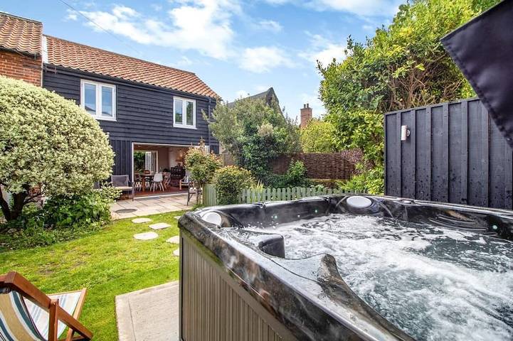 Cottage for 10 people, with hot tub, with pets in Walberswick