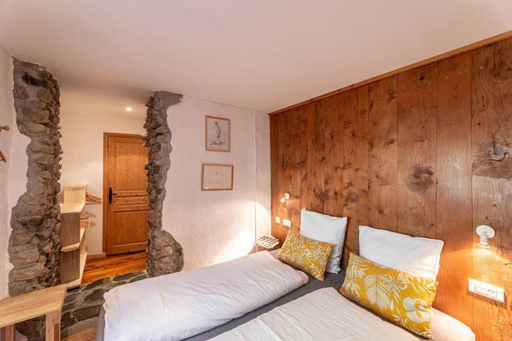 Chambre d’hôte pour 2 personnes, avec terrasse ainsi que jardin et vue à Thiézac - 2