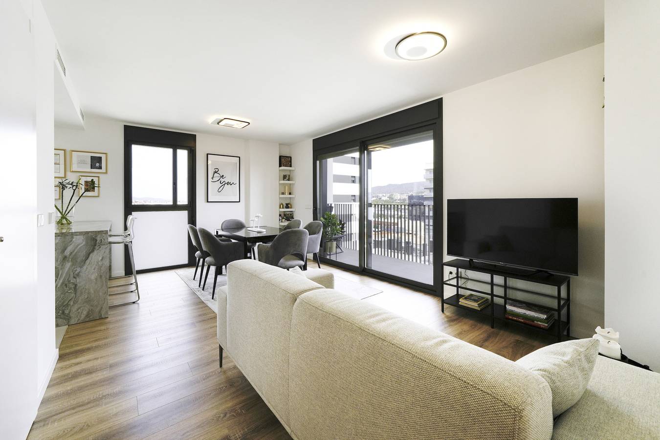 Apartamento entero, Apartamento vacacional "Atardeceres y piscina en Barcelona" con balcón, piscina compartida y Wi-Fi in Cornellá de Llobregat, Bajo Llobregat