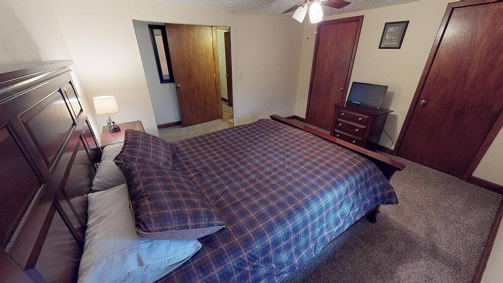 Luxus-Pines Lodge-Poolblick-Lodge-Eigenes Badezimmer in Hocking County