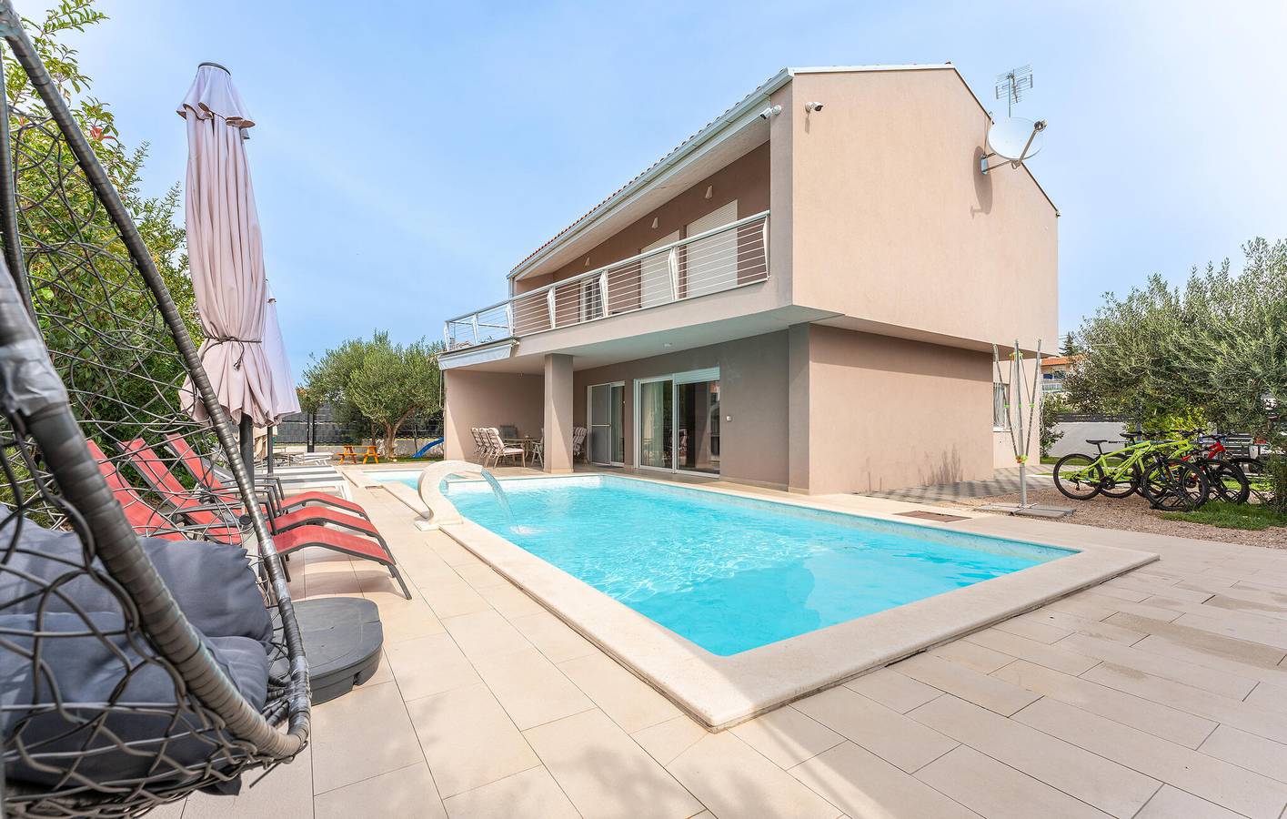 Encantador apartamento de 2 dormitorios con piscina y terraza, a 500 m del centro de Kakma in Polača, Region de Zadar