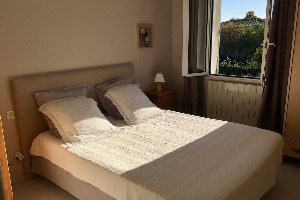 Casa de estilo provenzal, cerca del centro de la ciudad con aire acondicionado. in L'Isle-sur-la-Sorgue, Vaucluse