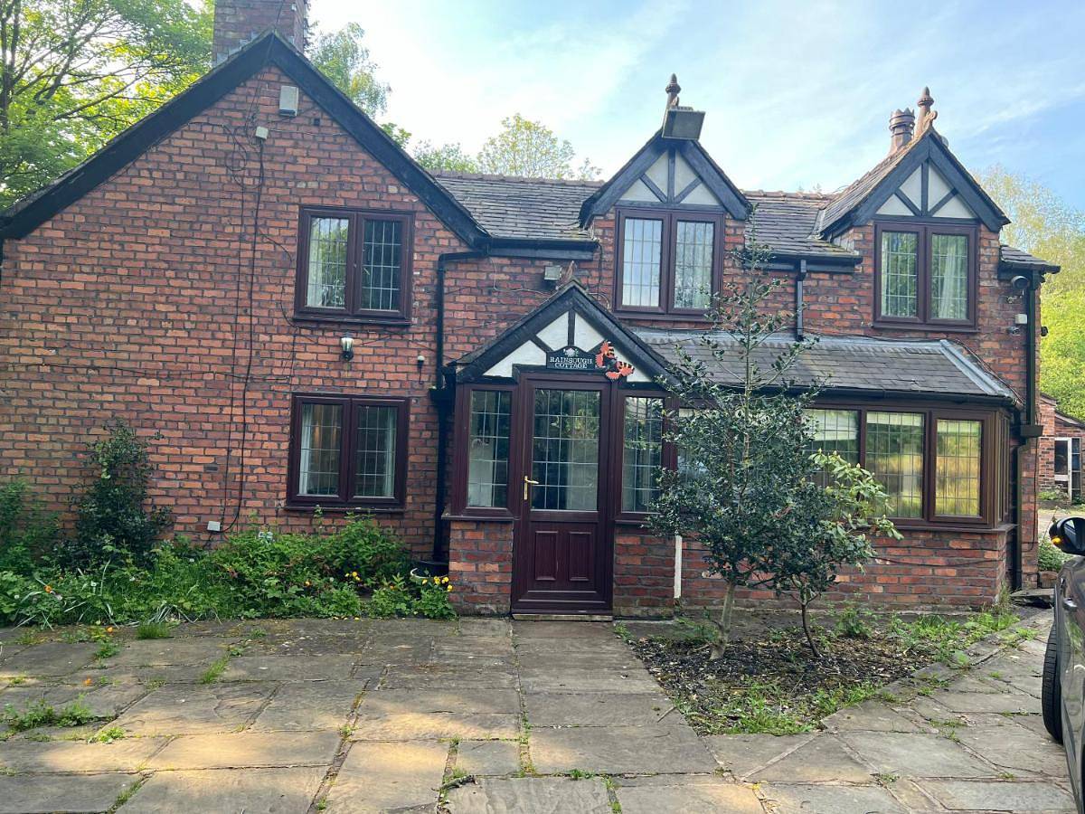 Rainsough Cottage Guest House - Sleeps upto 8 with ensuite - Free Parking & Wifi in Bury, Grand Manchester
