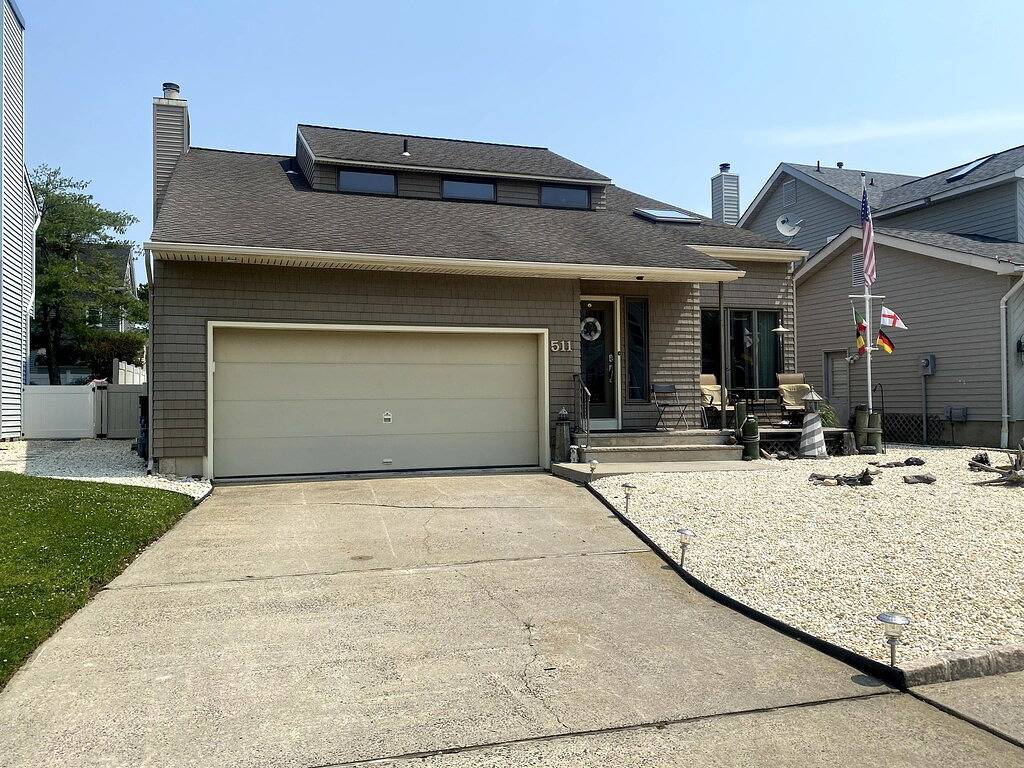 4 Bedroom, 3 Bath with Heated Pool + Hot Tub short walk to beach in Bay Head, Ocean County