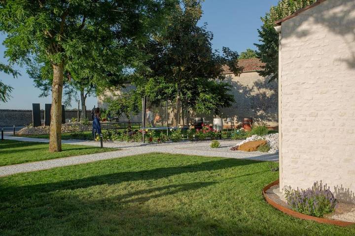 Location de vacances pour 4 personnes, avec jardin ainsi que terrasse et piscine à La Jarrie - 3