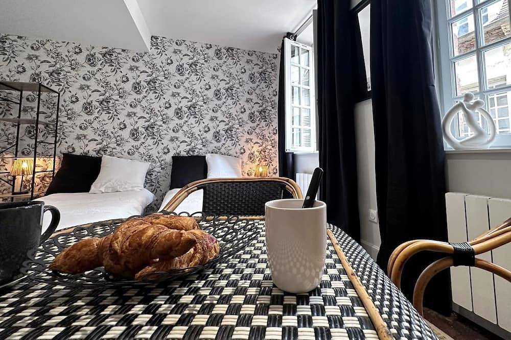 Apartamento entero, Estudio contemporáneo con encanto histórico y todas las comodidades en el centro de Moulins in Moulins, Allier (desambiguación)