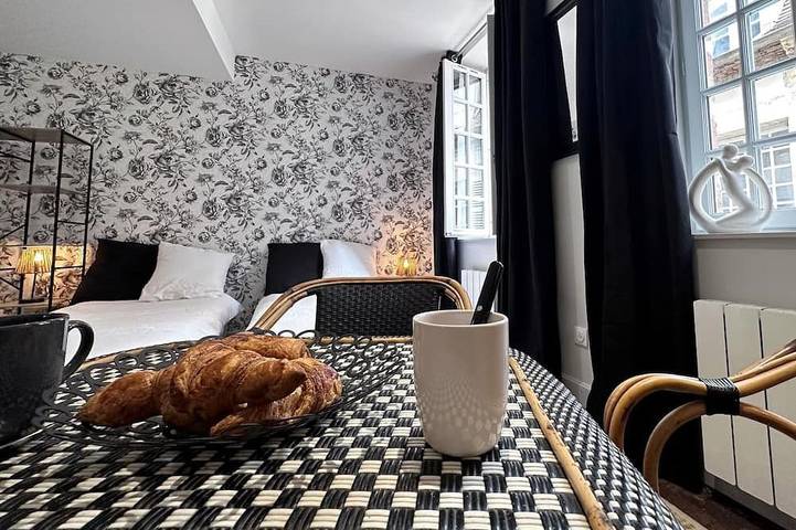 Entire apartment, Charming 30m² Studio in Historic Moulins Center – Modern Amenities, Sleeps 2 in Moulins, Allier