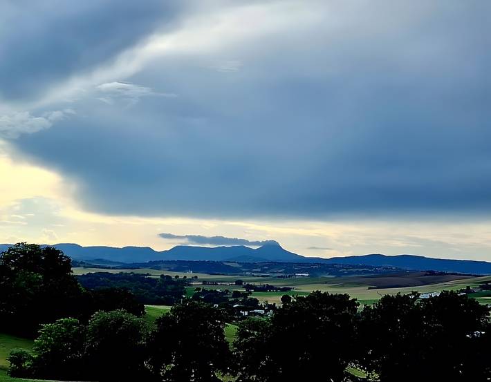 Holiday Home 'Mare E Monti' with Mountain View, Private Pool, and Air Conditioning in Petriolo, Macerata Province
