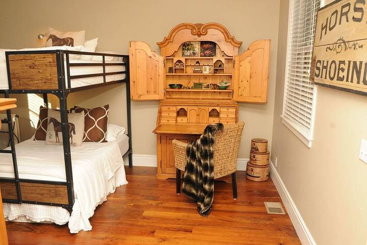 Vacation rental for 12 people, with balcony and yard as well as hot tub, with pets in Lake Cachuma