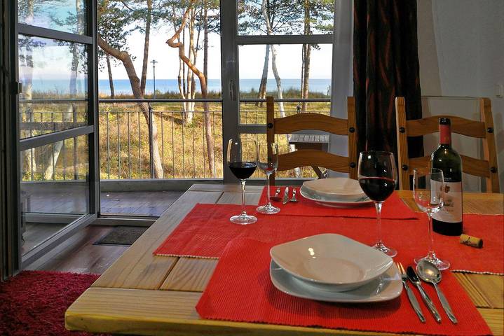 Ganze Wohnung, Gemütliche Ferienwohnung mit Balkon und Meerblick, direkt am Strand in Strandkörbe, Breege