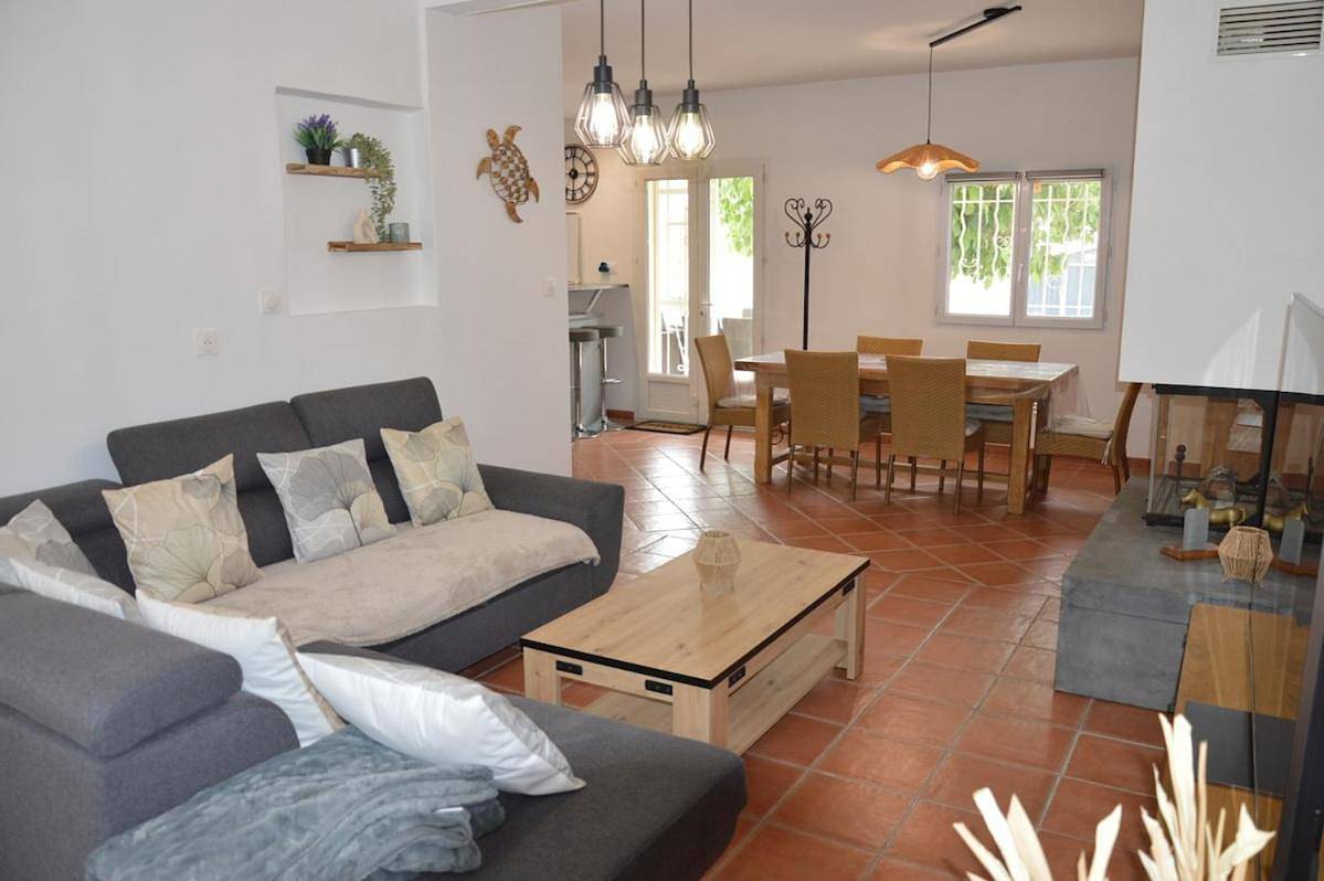 Villa wifi 8 à 10 personnes Bbq piscine situation centrale à Cuges les pins Sainte Baume 2km Ok Corral 20km Marseille centre 20km Var in Cuges-les-Pins, Région de Marseille