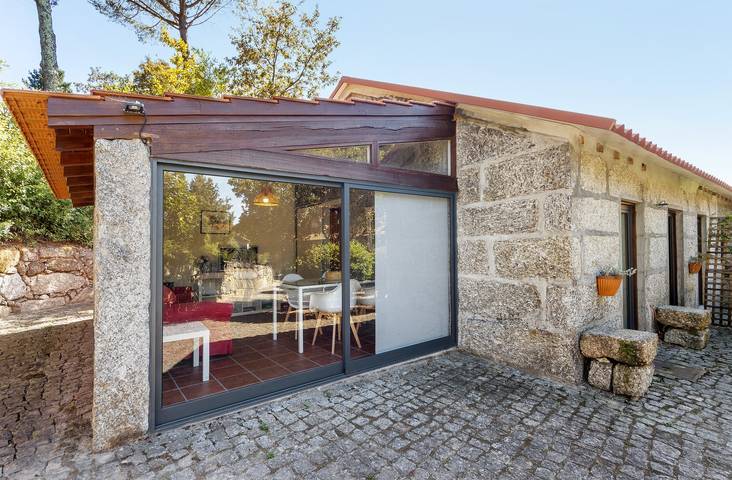 Casa de vacaciones 'Casa De Andrães Camélias' con piscina compartida, Wi-Fi y aire acondicionado in Santo Isidoro e Livração, Distrito de Porto