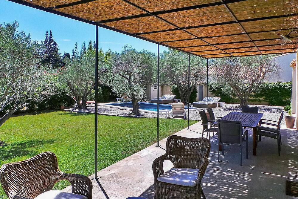 Beautiful home in Paradou in Paradou, Arles region