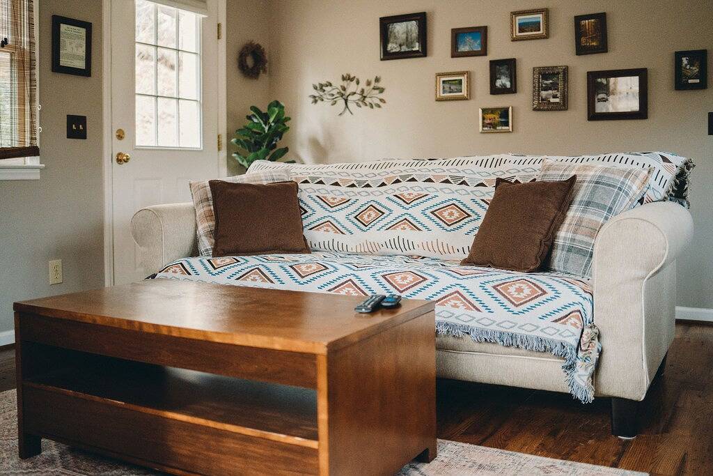 ★ Peaceful View ★ Serene & Cozy ★ Creek ★ Fire-pit ★ Fireplace ★ Wifi ★ in Blue Ridge Parkway, Ashe County