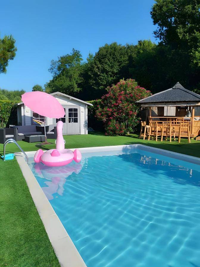 Location de vacances pour 4 personnes, avec piscine ainsi que terrasse et jardin, animaux acceptés à Asnières-la-Giraud
