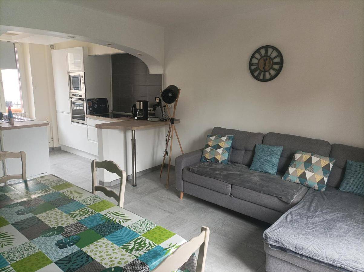Appartement entier, A l'ombre du Lilas 3 chambres - terrasse - possibilité Spa privatif sur place - possibilité piscine située à 20 minutes in Épinal, Région d'Épinal