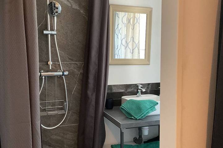 Gîte pour 6 personnes, avec jacuzzi ainsi que piscine et jardin à Berre-les-Alpes - 4