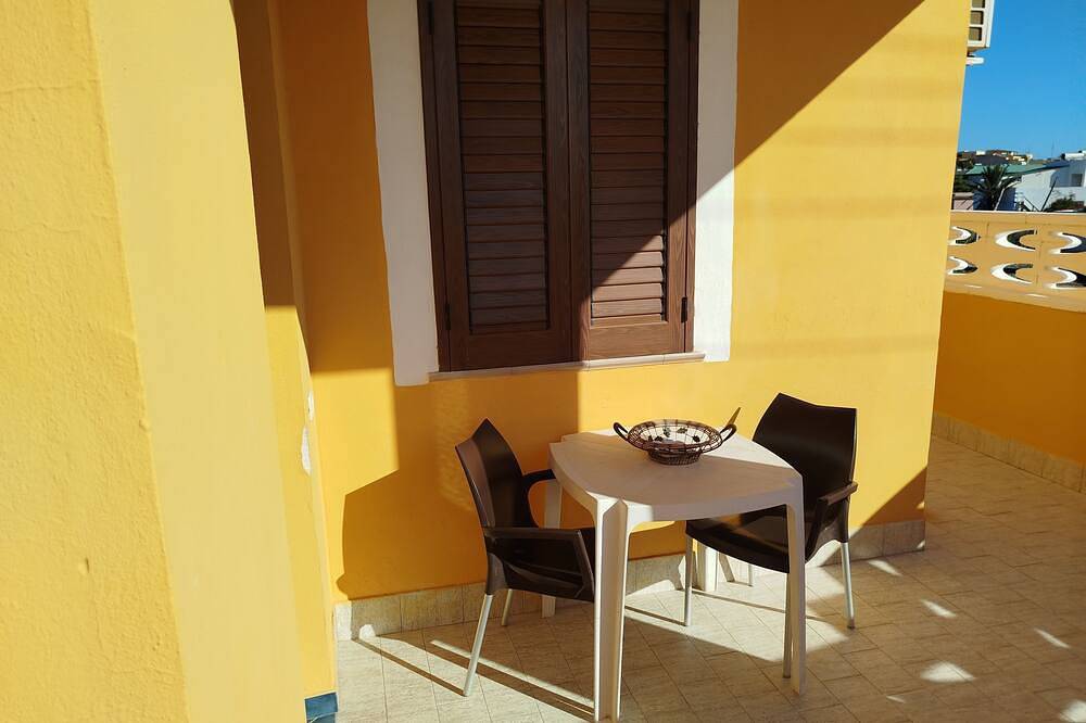 Ganze Wohnung, Apartment 27 is bright and a stone's throw from the sea in Lampedusa Stadt, Pelagische Inseln