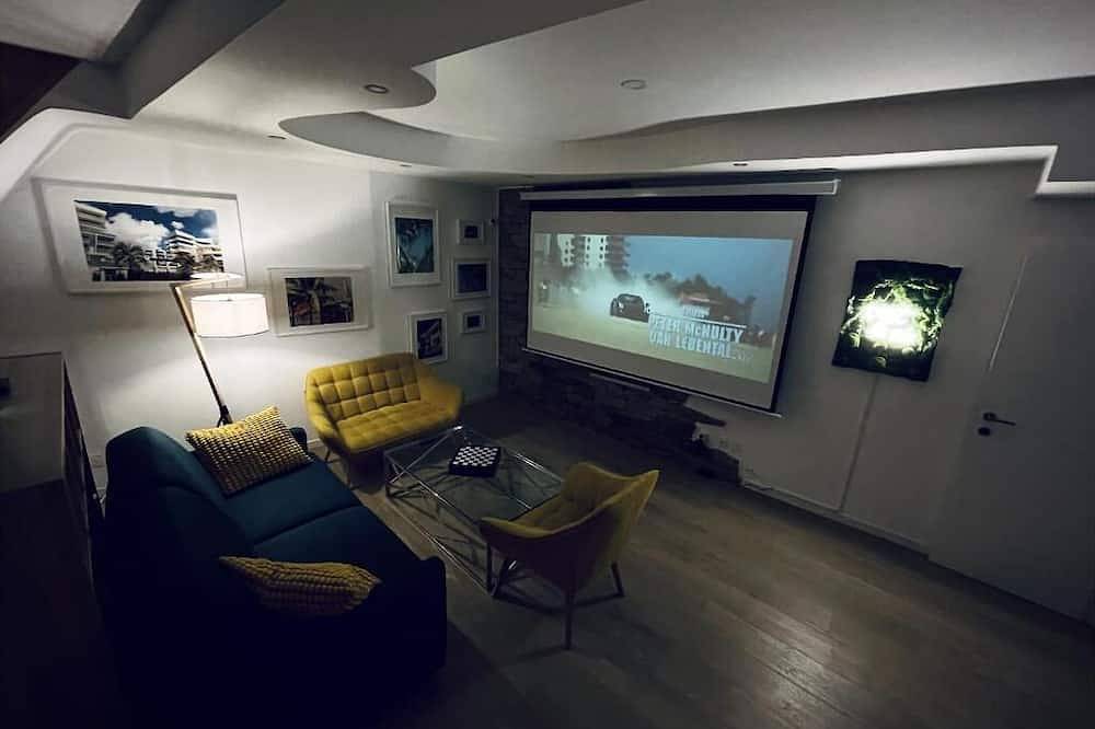 Entire apartment, Hypercentredevienne Duplex Miami with cinema screen for 6 people in Vienne (Isère), Vienne region