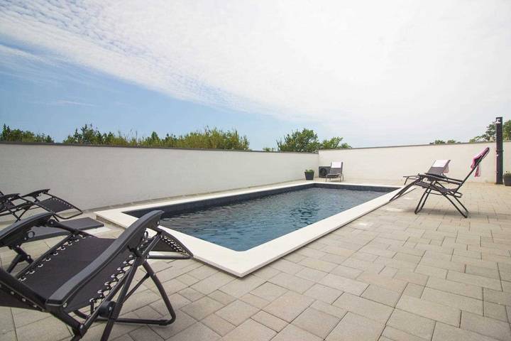Ferienhaus für 6 Personen, mit Terrasse und Pool, mit Haustier in Privlaka