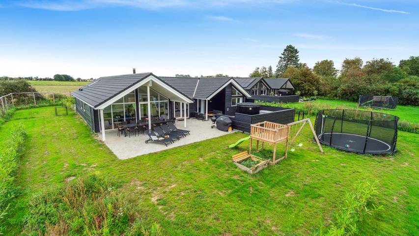 Ferienhaus für 14 Personen, mit Terrasse und Garten sowie Sauna
