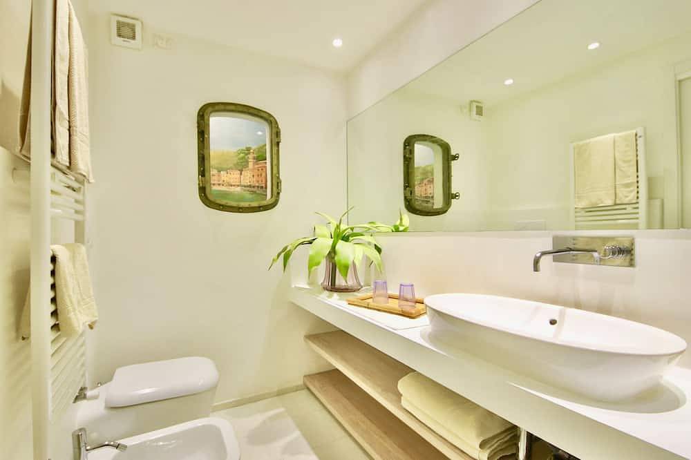 Appartamento intero, Suite Dolcevita by Klabhouse- Piscina e Jacuzzi giardino e vista in Zoagli, Riviera di Levante