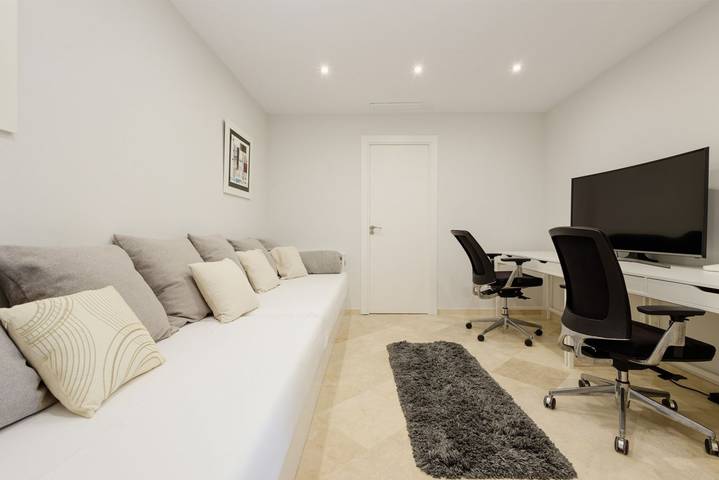 Ganze Wohnung, Modernes und luxuriöses Ferienhaus mit privatem Garten, Pool und Meerblick in Elviria, Marbella in Urbanizacion Las Jacarandas, Ojén