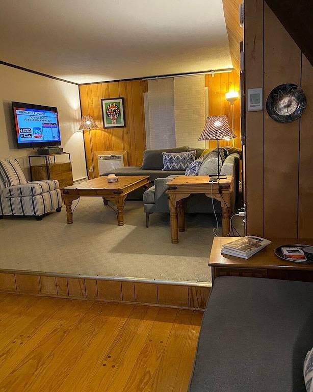 Stunning A-frame w/ hot tub & breathtaking mountain views close to pkwy & hiking in Blue Ridge Parkway, Little Switzerland