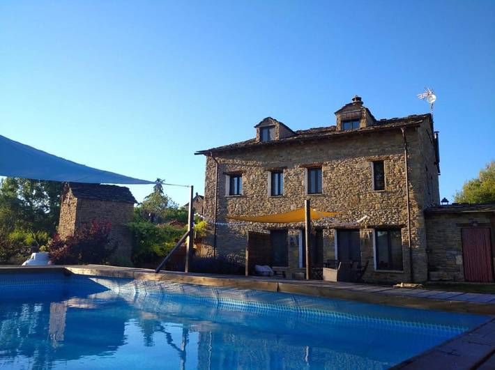 Casa rural con piscina para 8 personas, con Terraza además de Jardín y Piscina en Jaca
