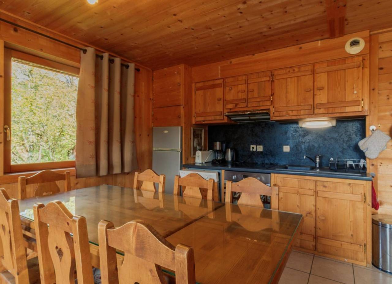 Apartamento entero, Apartamento 'La Dent De Cons' con vistas a la montaña, terraza privada y Wi-Fi in Notre-Dame-de-Bellecombe, Albertville region