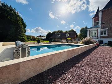 Location de vacances pour 8 personnes, avec jardin et piscine à Airaines