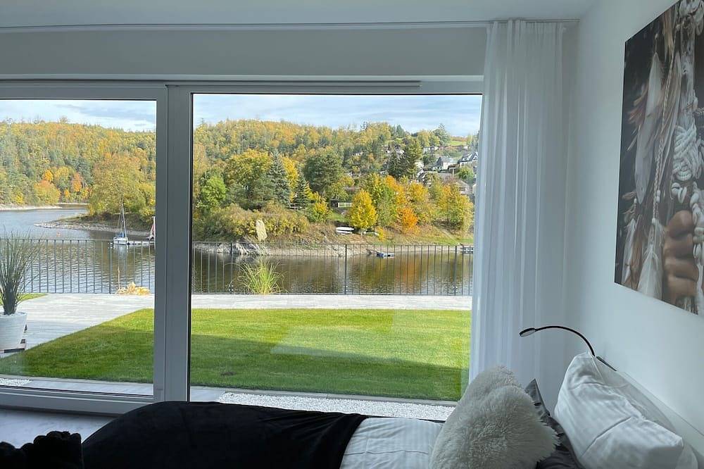 Ganze Wohnung, Apartments -Saaldorf Wg 2, Terrasse und Blick auf den Stausee in Saaldorf, Bad Lobenstein