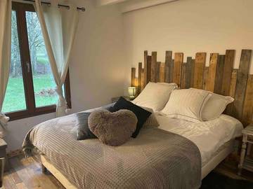 Gîte pour 7 personnes, avec jardin ainsi que terrasse et vue, adapté aux familles à Moutiers-en-Puisaye