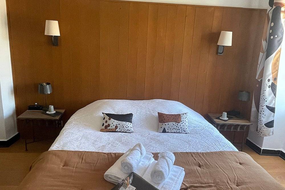 Guest Room 'Le Dolmen' with Shared Pool, Wi-Fi, and Air Conditioning in Saint-Alban-Auriolles, Ardèche