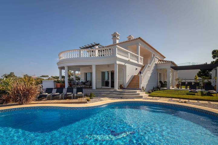 Villa for 10 people, with balcony and garden in Ferragudo