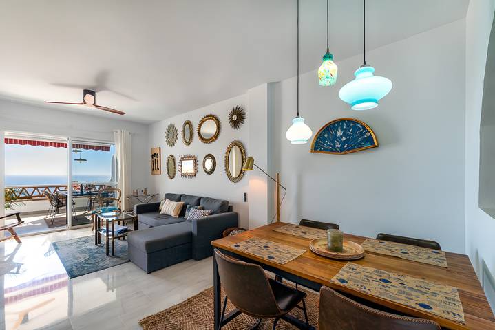 Ganze Wohnung, Apartamento Luci by The Sea mit Meerblick, Pool, Terrasse & Wlan in La Herradura, Almuñecar