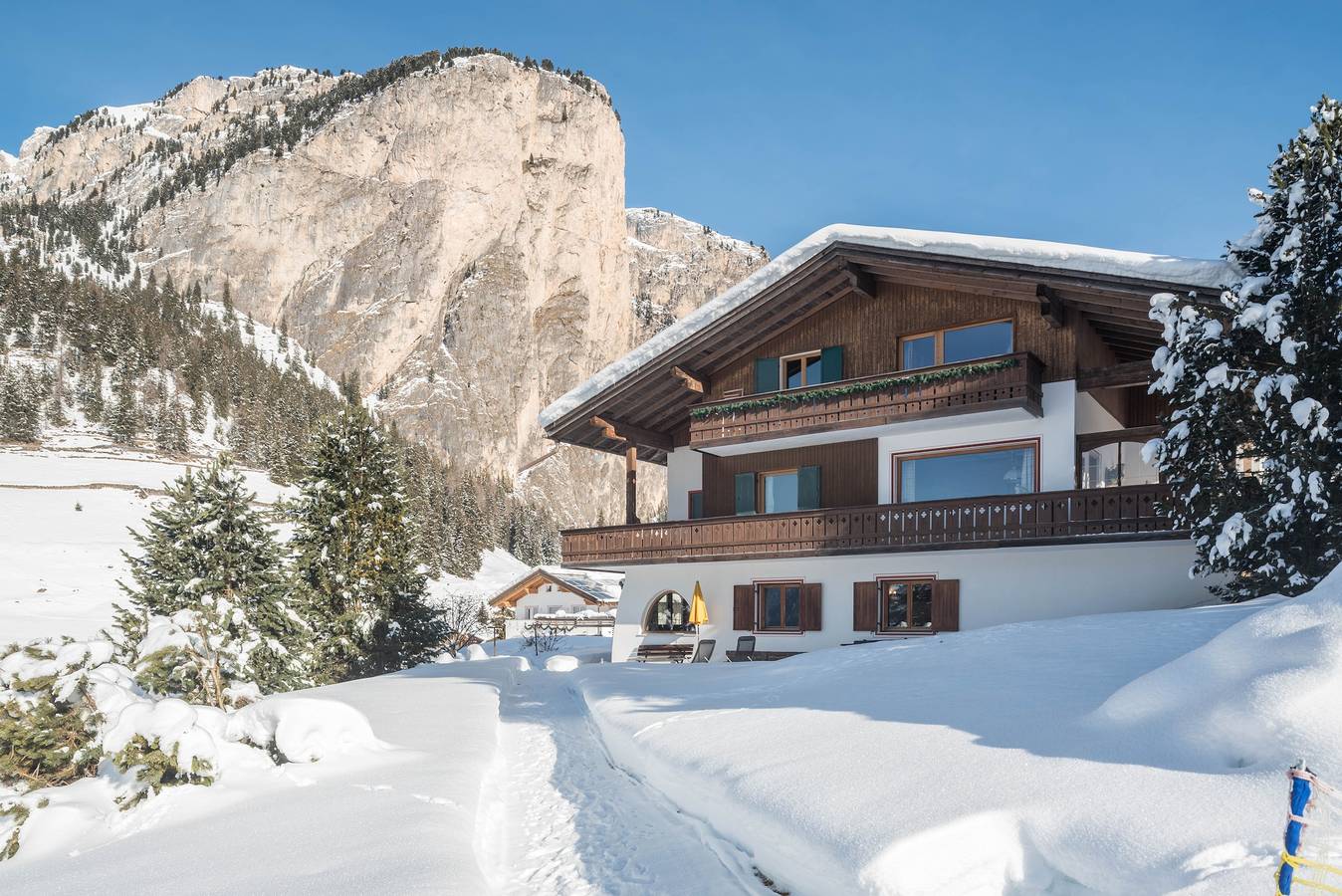 Ganze Wohnung, Ferienwohnung "Kleine Gartenwohnung Haus Forelle" an den Hängen mit Bergblick in Wolkenstein, Dolomiti Superski