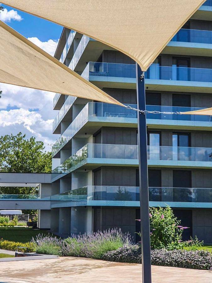 Appart’hôtel pour 4 personnes, avec vue et jardin ainsi que piscine et vue sur le lac