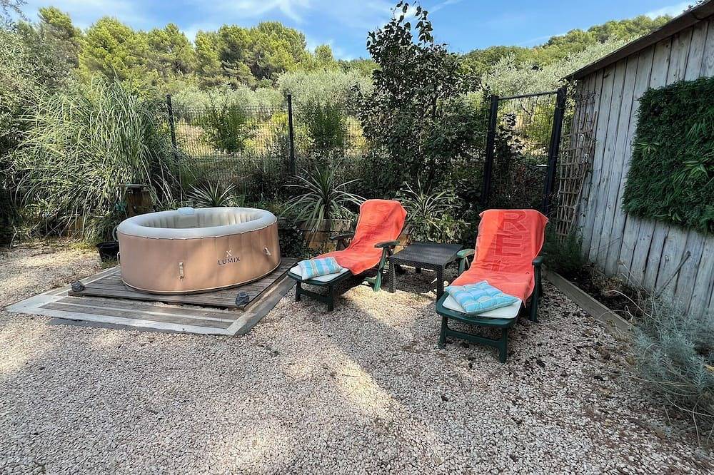 Comfortable yurt in Provence with spa and breakfast in La Roque-sur-Pernes, Vaucluse