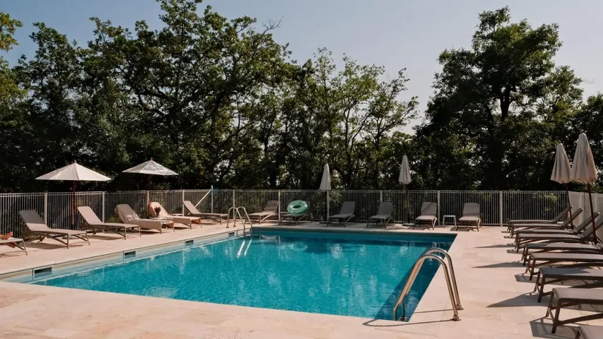 Hôtel pour 2 personnes, avec piscine ainsi que bassin pour enfant et jardin, animaux acceptés - 1