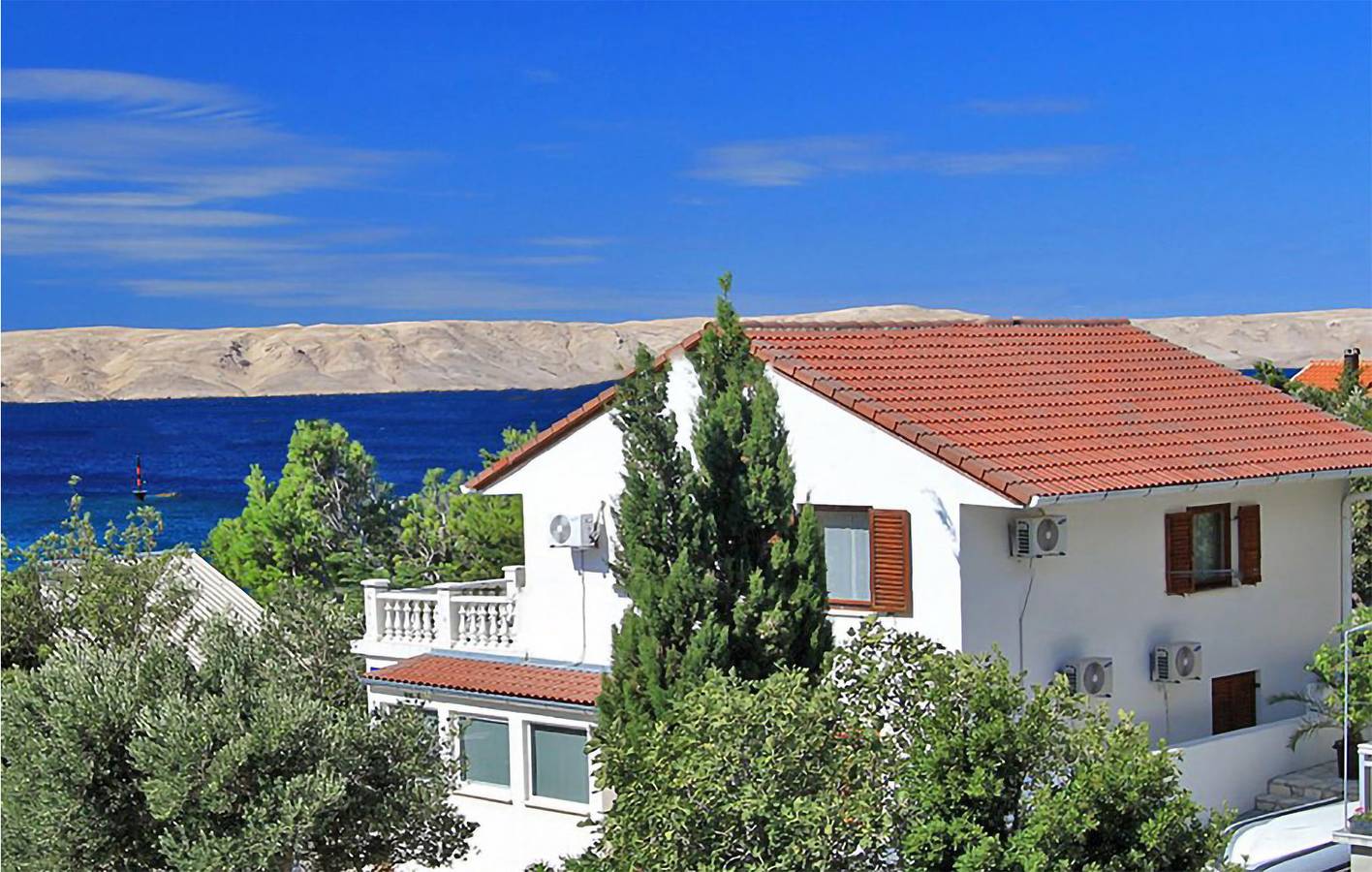 Geheel vakantieappartement, Gezellig appartement met 2 slaapkamers, uitzicht op zee, terras, wifi en parkeergelegenheid – op 100 meter van het strand in Cesarica, Velebit Nature Park