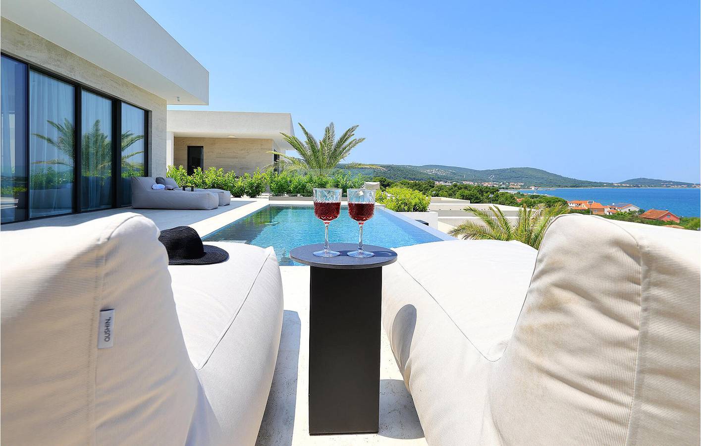 Oase am Meer: 2-Zimmer-Wohnung mit Pool, Küche und atemberaubender Aussicht in Ugrinici, Tkon