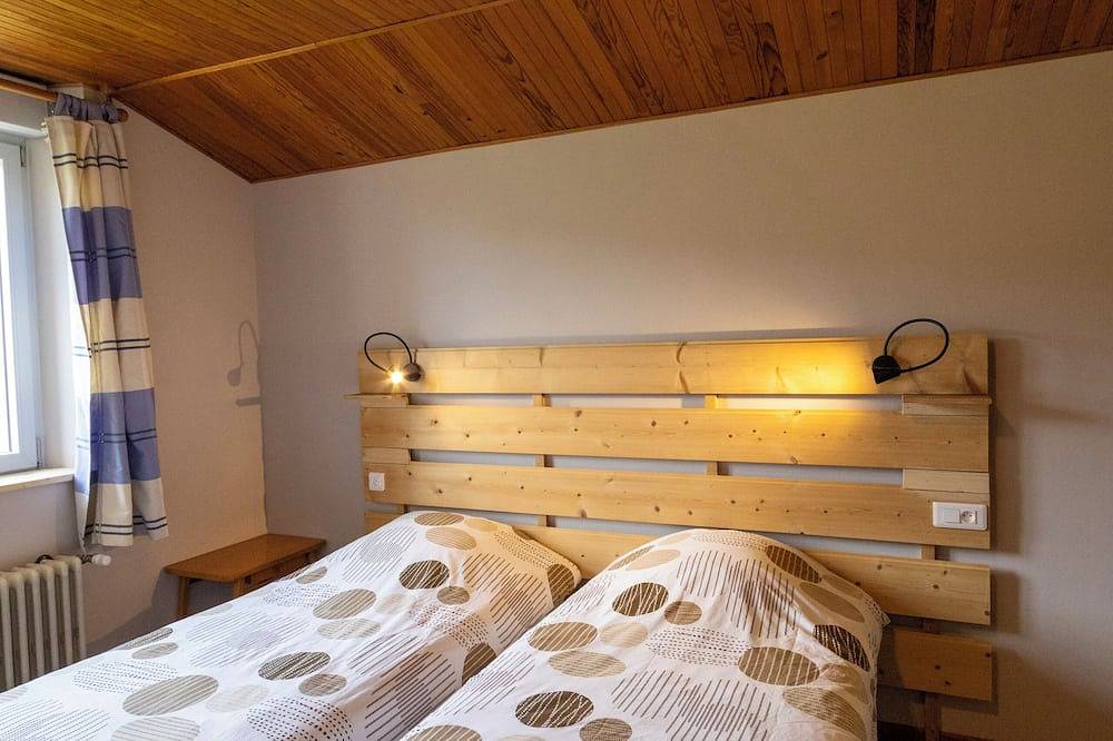 Gîte \"La Partie de Bise\", Le Barboux, sleeps 12 in Le Barboux, Jura Francais