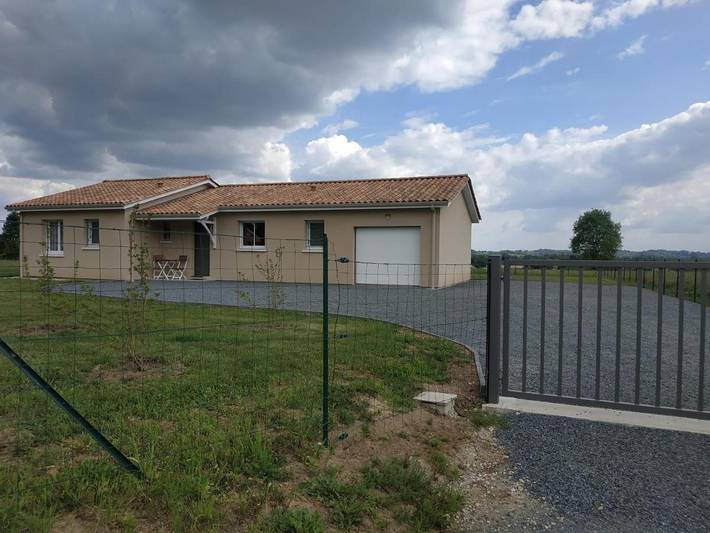 Location de vacances pour 6 personnes, avec jardin ainsi que vue et piscine à Montcaret - 2