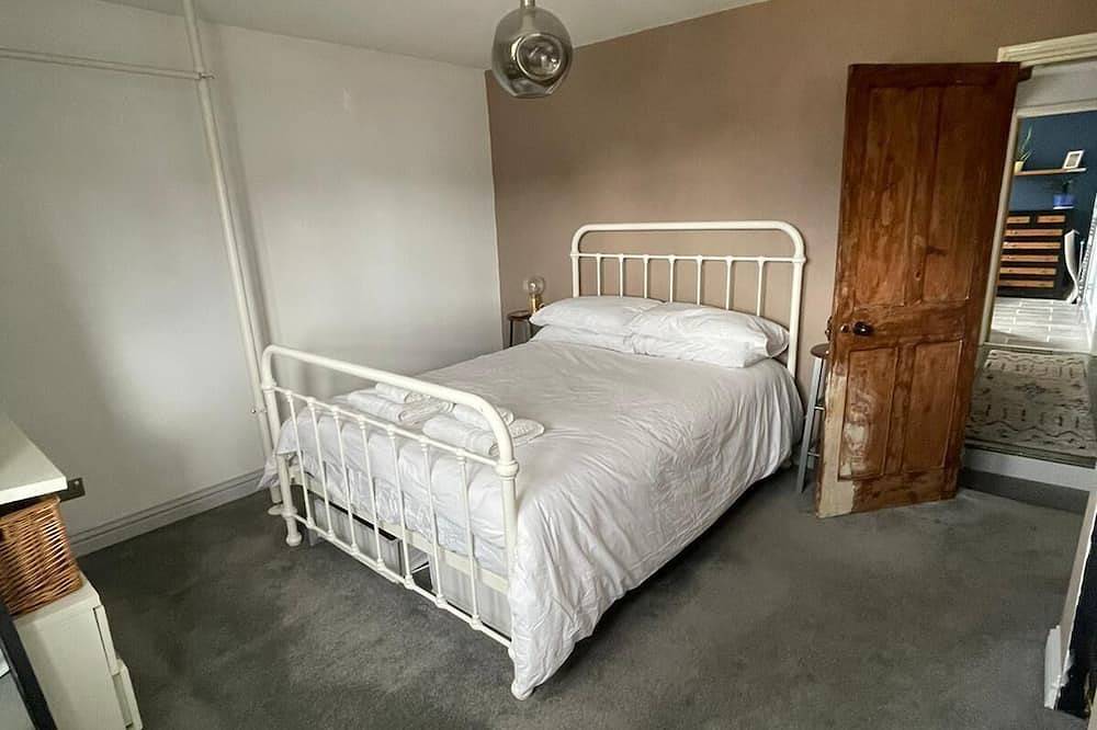Cosy cottage getaway.  A stones throw from 1349 hectares of beautiful heathland. in Ash (Guildford), Guildford