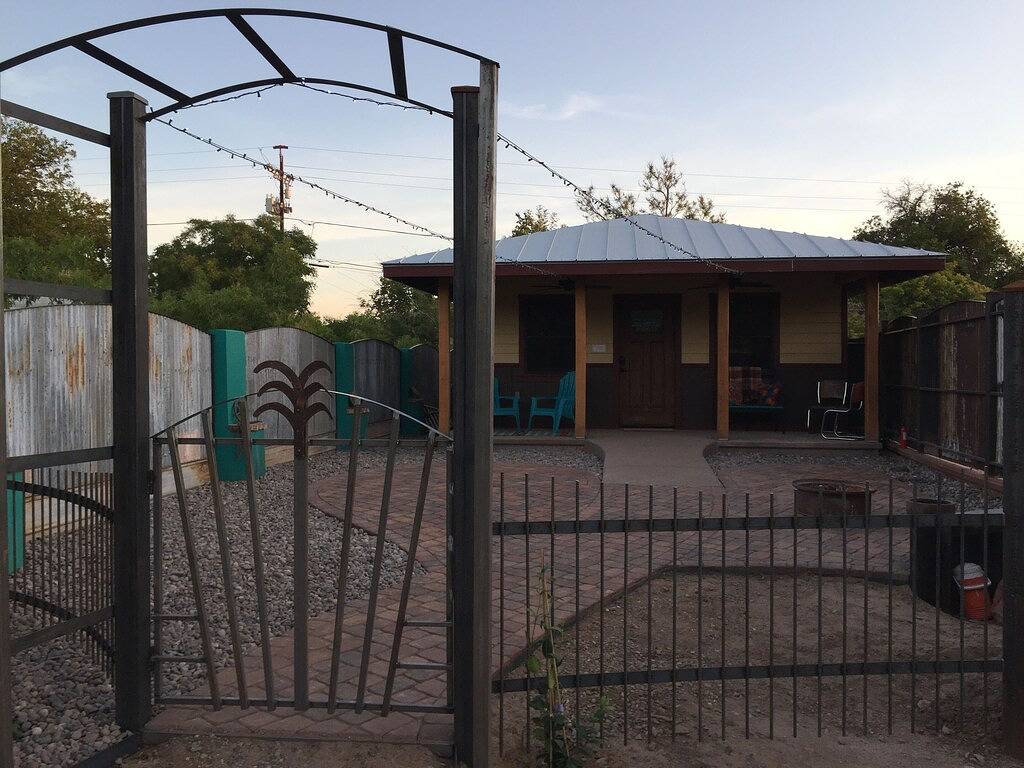 Die Kaktus-Auflage, eine Bestimmungsortwohnung im historischen alten Stadtpappelholz in Cottonwood (AZ), Coconino Nationalwald