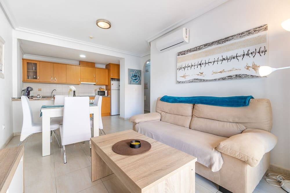 Apartamento entero, Apartamento \"Elsa's Rotonda\" cerca del mar con piscina compartida y Wi-Fi in Cabo Roig, Costa Blanca