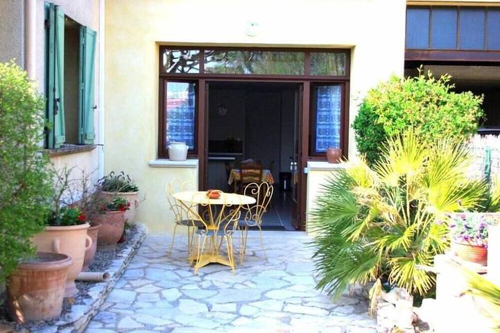 Gîte pour 3 personnes, avec piscine ainsi que terrasse et jardin