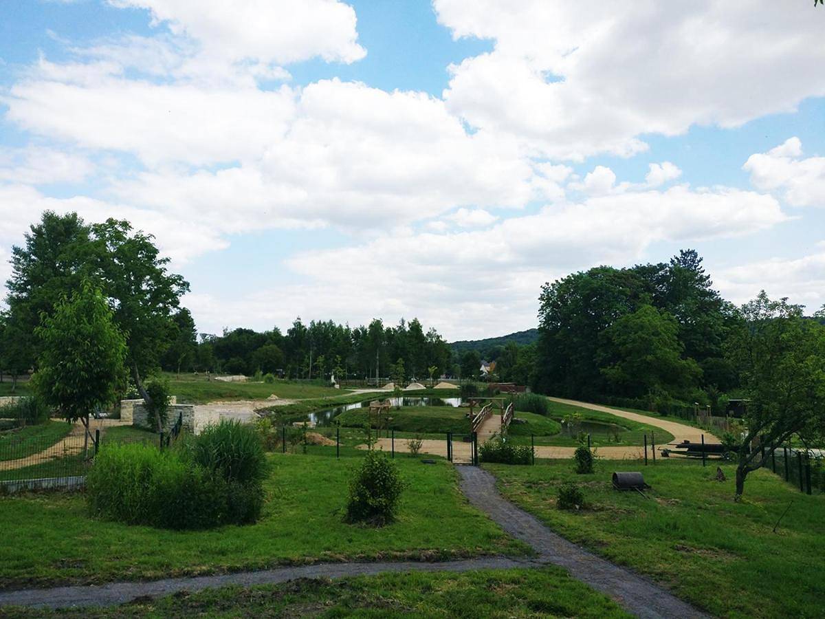 Twin Room with Garden View in Bourg-et-Comin, Aisne